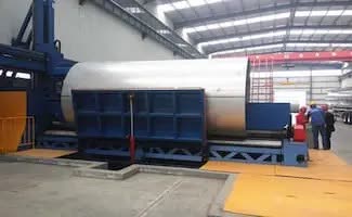 EZHONG为全自动油罐车设计和制造了W12-12*8000四辊卷板机